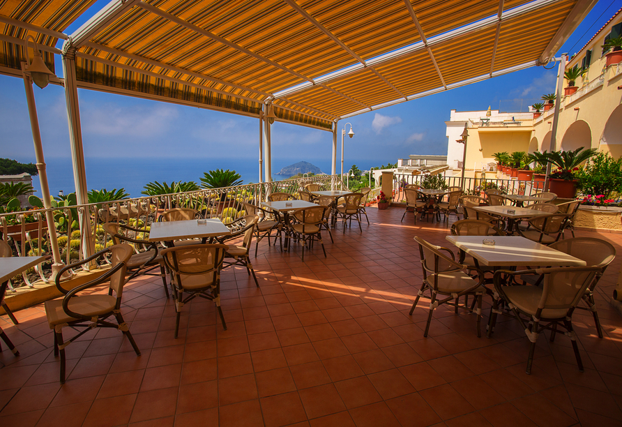 Genießen Sie die herrliche Auszeit von der Terrasse des Hotel Terme Saint Raphael.