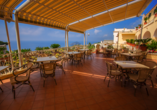 Genießen Sie die herrliche Auszeit von der Terrasse des Hotel Terme Saint Raphael.