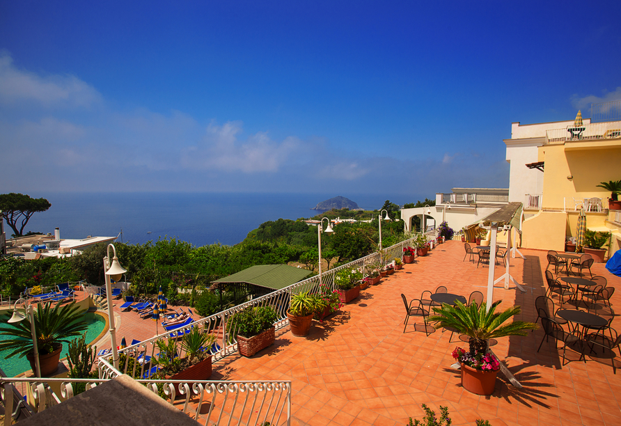 Das Hotel Terme Saint Raphael bietet einen atemberaubenden Blick auf die Maronti-Bucht.