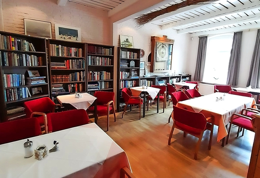 Leihen Sie sich ein Buch aus und schmökern gemütlich in der hoteleigenen Bibliothek.