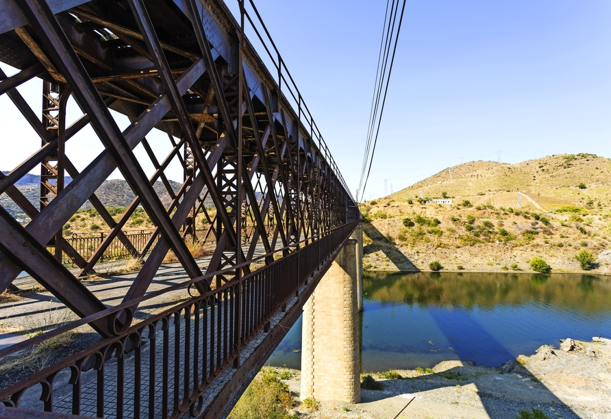 Verpassen Sie bei einem kurzen Zwischenstopp in Pocinho nicht die denkmalgeschützte Eisenbahnbrücke über dem Douro.