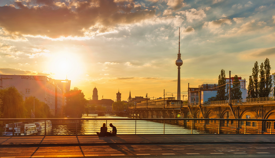 Genießen Sie den traumhaften Sonnenuntergang über Berlin.