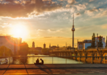 Genießen Sie den traumhaften Sonnenuntergang über Berlin.