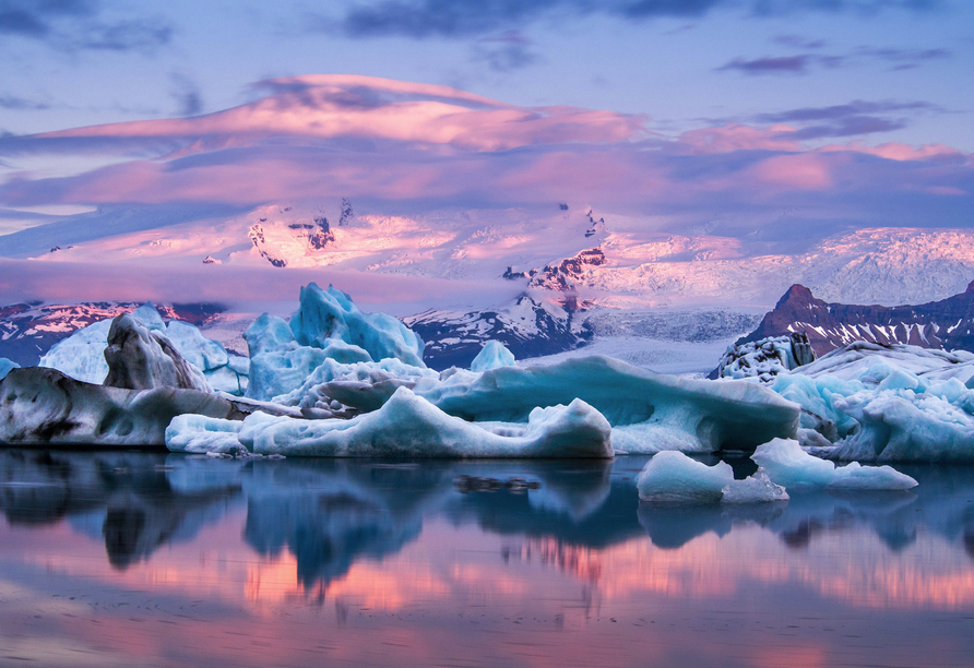 Die weltweit einzigartige Gletscherlagune Jökulsárlón wird Sie zum Staunen bringen.