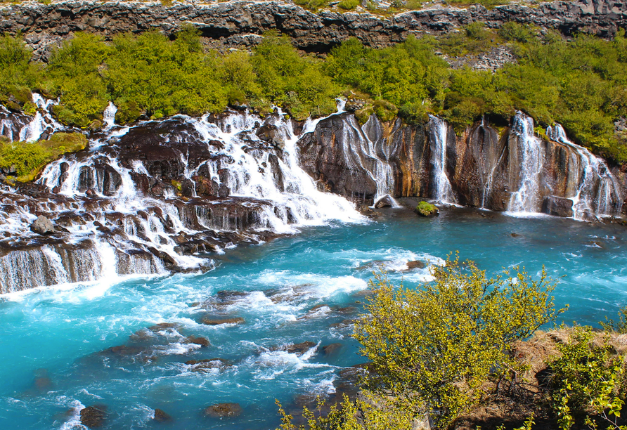 Die Hraunfossars Wasserfälle entspringen dem eindrucksvollen Langjökull Gletscher.