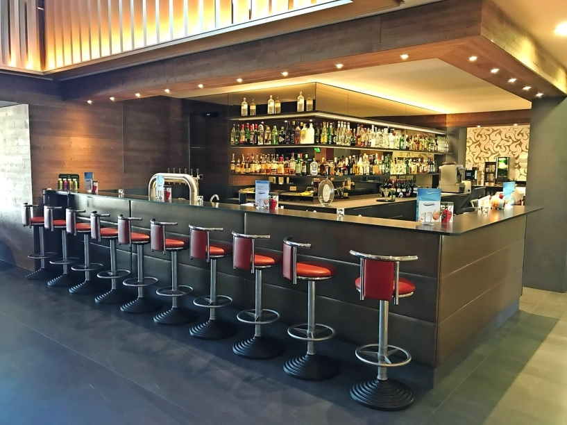 Genießen Sie ein kühles Bier an der Bar