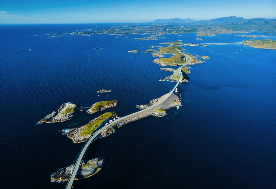 Die Atlantikstraße zwischen Molde und Kristiansund ist ein spektakuläres Bauwerk.