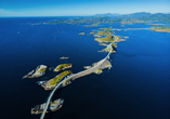 Die Atlantikstraße zwischen Molde und Kristiansund ist ein spektakuläres Bauwerk.