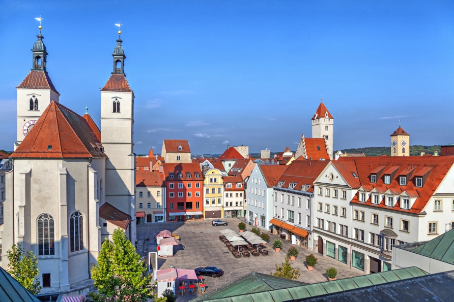 In Regensburg gibt es zahlreiche schöne Plätze wie den Neupfarrplatz mit der Neupfarrkirche.