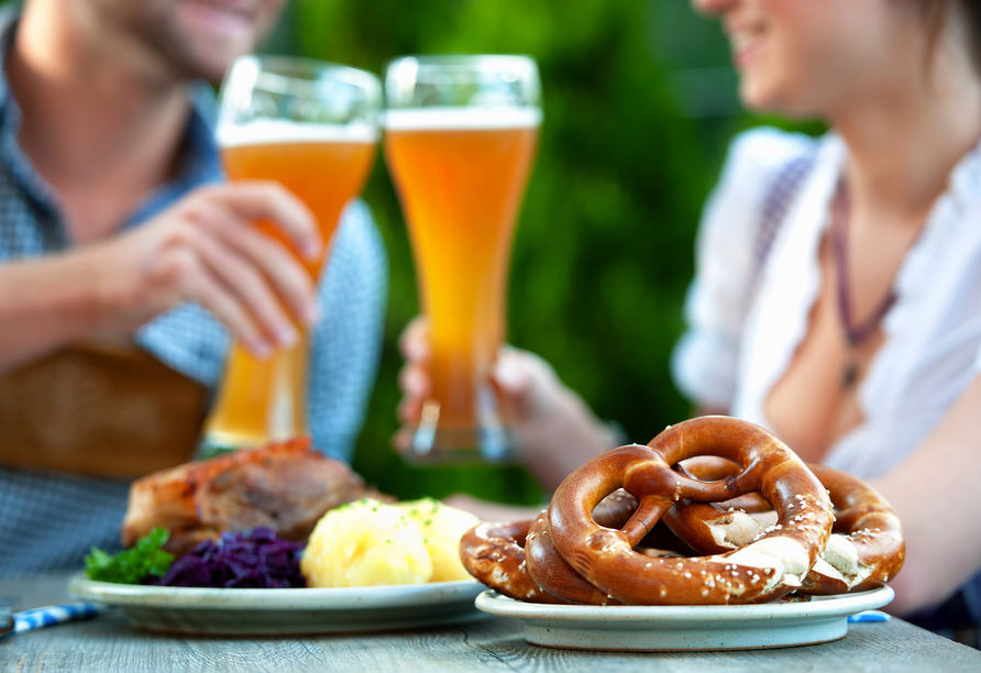Was wäre ein Urlaub in Bayern ohne ein kühles Bier und typisch bayerische Spezialitäten?