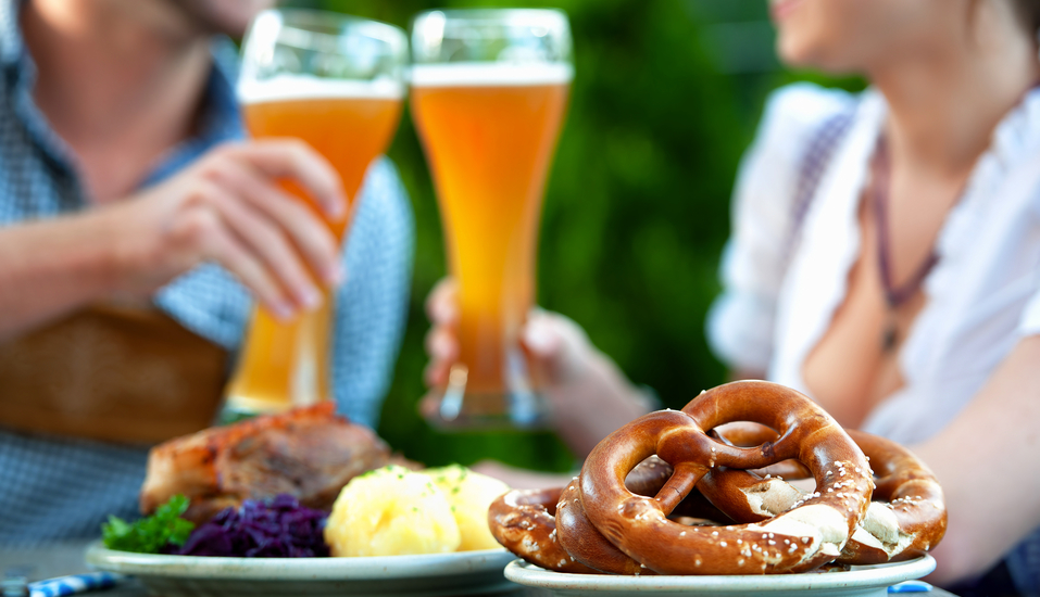 Was wäre ein Urlaub in Bayern ohne ein kühles Bier und typisch bayerische Spezialitäten?