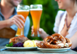 Was wäre ein Urlaub in Bayern ohne ein kühles Bier und typisch bayerische Spezialitäten?