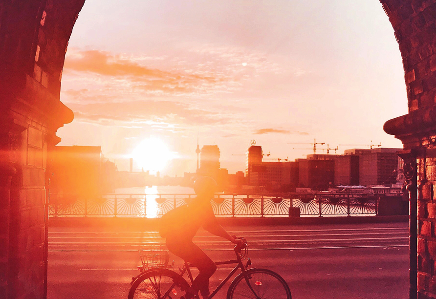 Radfahren im Sonnenuntergang - So erleben Sie Berlin von einer seiner schönsten Seiten.