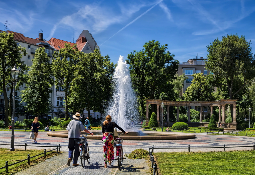 Der herrliche Viktoria-Luise-Platz in Berlin lädt zum Verweilen ein.