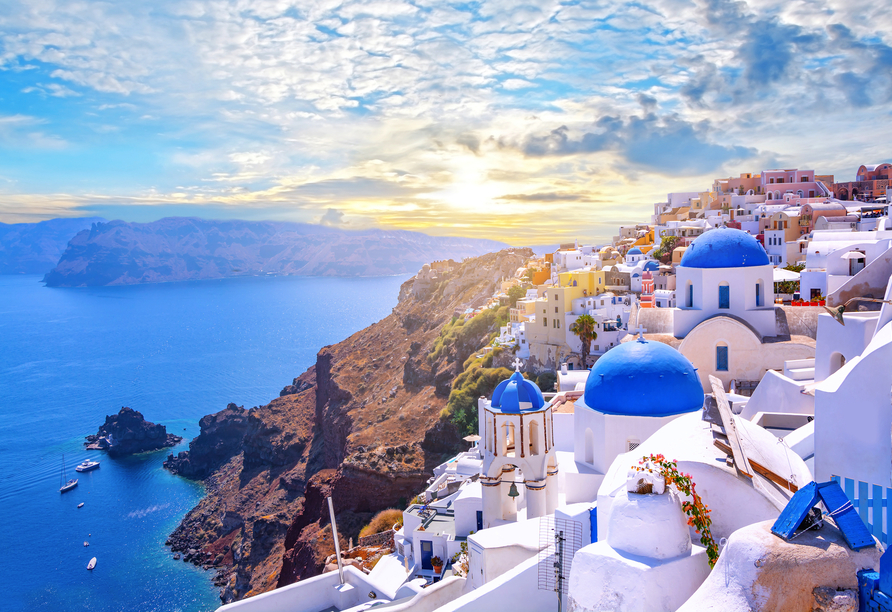Santorin ist für die strahlend weißen Häuser mit den blauen Dächern bekannt. (Reiseroute 23.04.27 und 28.05.27)
