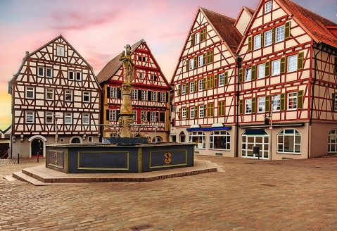 Bunte Fachwerkhäuser umgeben den Marktplatz der Stadt Leonberg.
