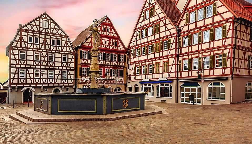 Bunte Fachwerkhäuser umgeben den Marktplatz der Stadt Leonberg.