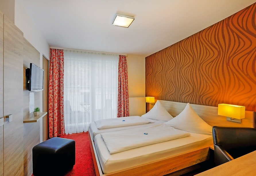 Beispiel eines Doppelzimmers Standard mit Balkon im Hotel Lindenhof Osterspai