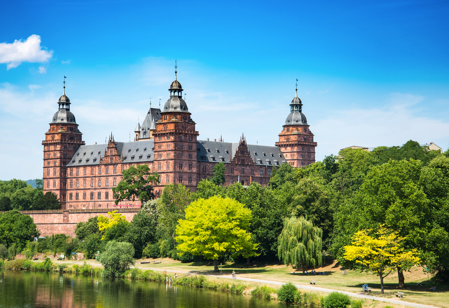 In Aschaffenburg erwartet Sie mit dem imposanten Schloss Johannisburg eines der bedeutendsten Renaissancebauwerke Deutschlands.