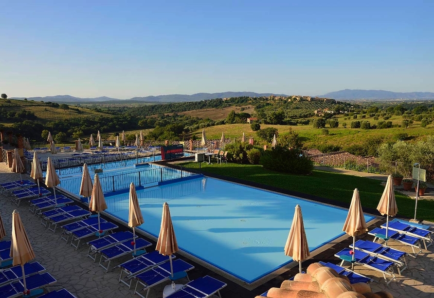 Der Hotelpool sorgt für Abkühlung.