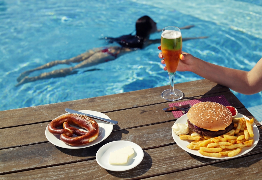 Leckeres Essen aus dem Poolbistro.