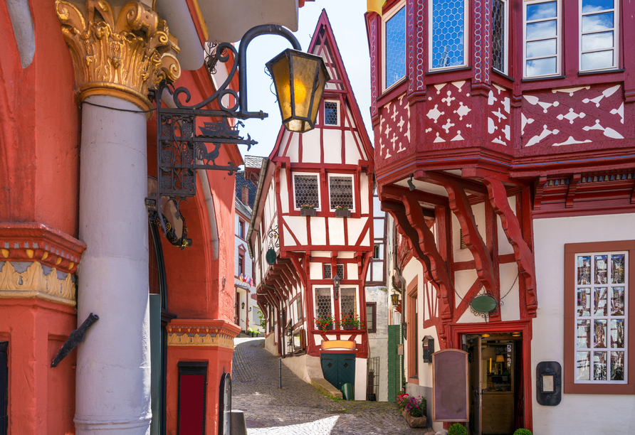 Entdecken Sie die jahrhundertenalten Fachwerkhäuser in Bernkastel-Kues. 