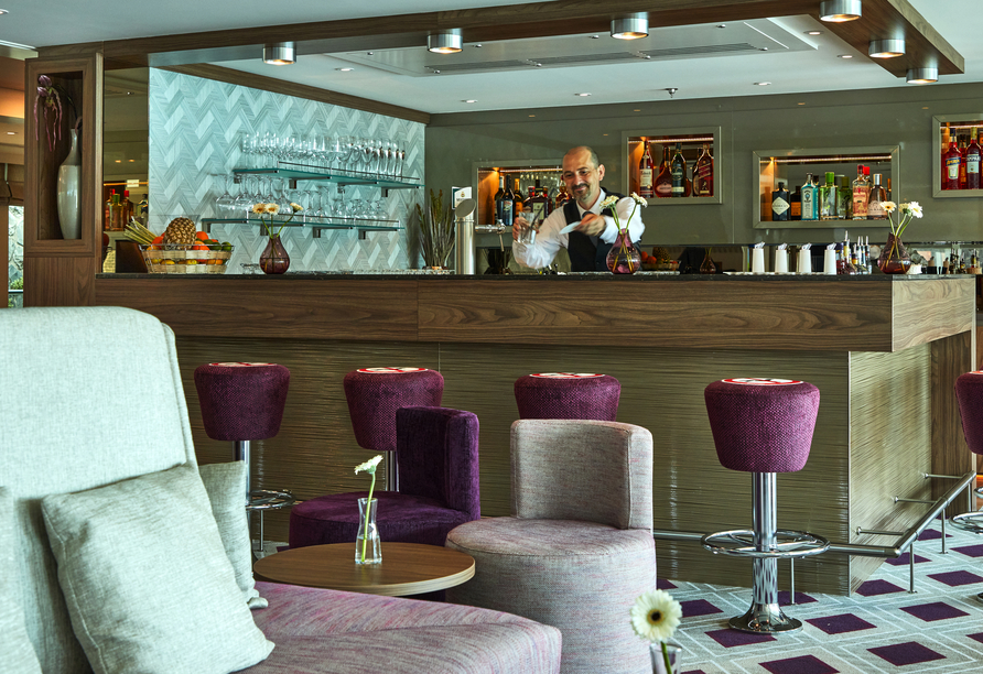 Machen Sie es sich in der Lounge gemütlich und holen Sie sich ein erfrischendes Getränk an der Bar.