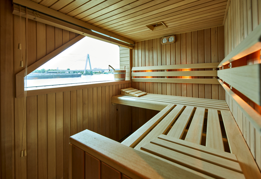 Die Sauna an Bord von MS VistaSky mit Blick auf Fluss und Landschaft. 