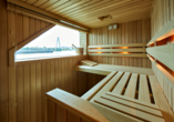 Die Sauna an Bord von VistaSky mit Blick auf Fluss und Landschaft. 
