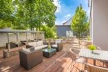 Die hoteleigene Terrasse lädt zum Verweilen ein.