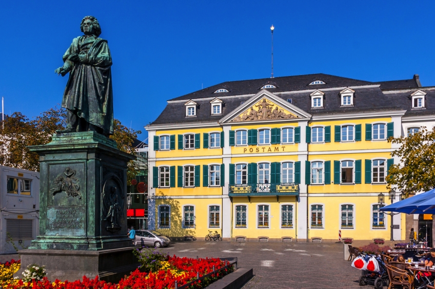 Erkunden Sie die historische Altstadt Bonns mit ihren prächtigen Bauten.