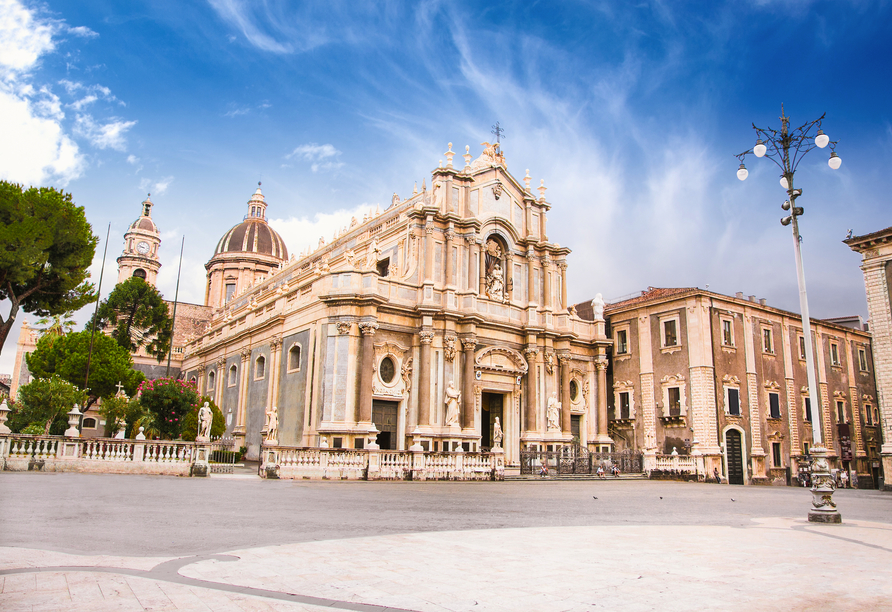 Besuchen Sie die zahlreichen kulturellen Schätze Siziliens, wie die Kathedrale Sant'Agata in Catania.  