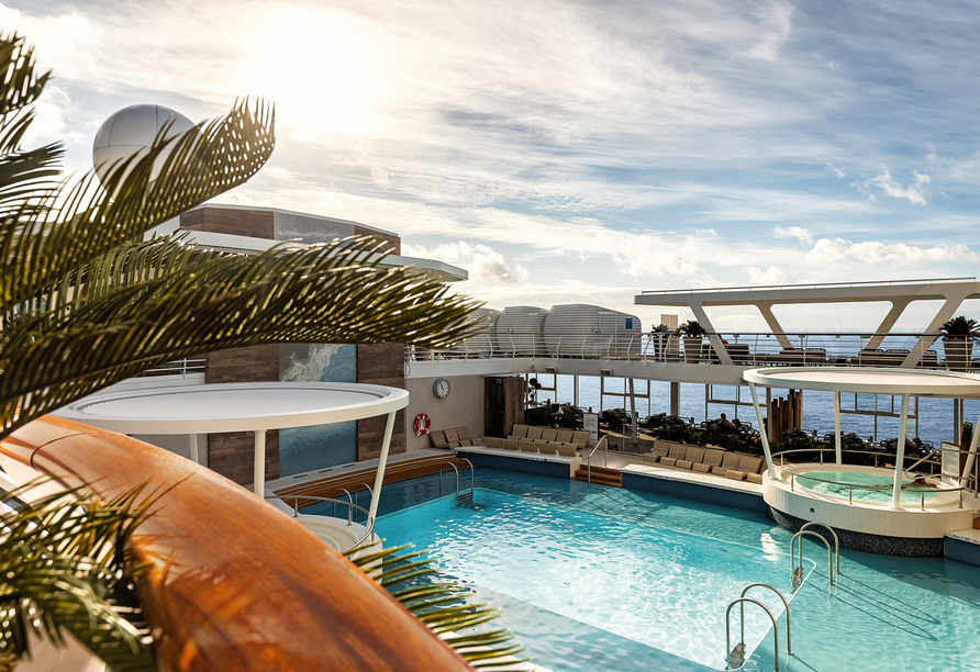 Der Außenpool an Bord der Mein Schiff 1