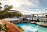 Der Außenpool an Bord der Mein Schiff 1