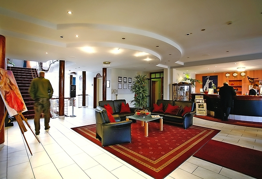 In der Lobby im Park Hotel Fasanerie Neustrelitz werden Sie herzlich empfangen.