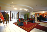 In der Lobby im Park Hotel Fasanerie Neustrelitz werden Sie herzlich empfangen.