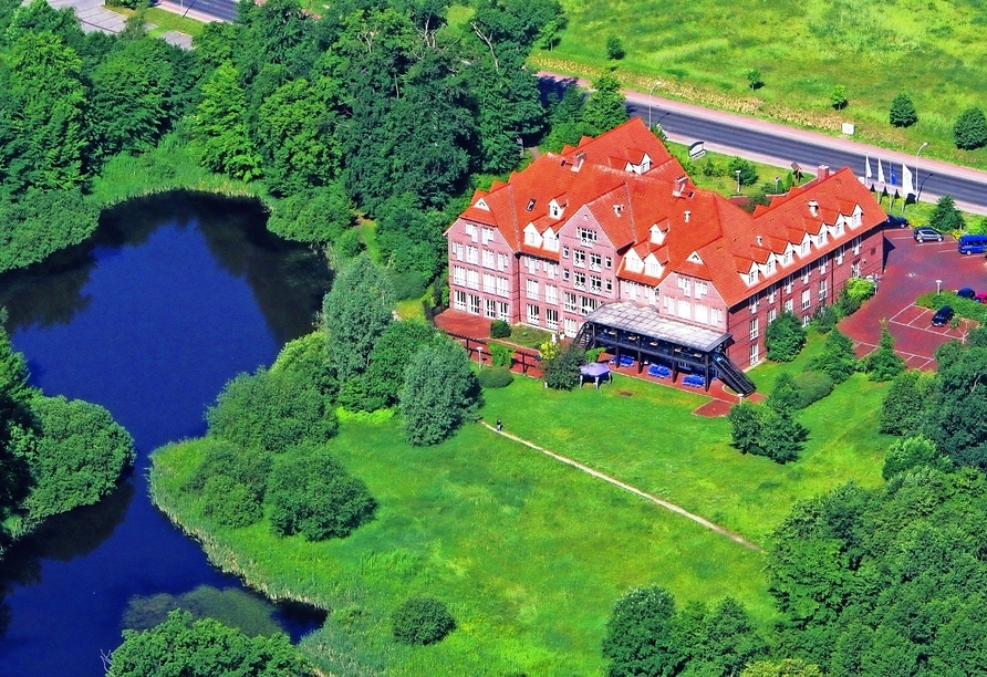 Die letzte Station Ihrer Rundreise ist die Mecklenburgische Seenplatte. Ihr Hotel The Royal In Park Hotel Fasanerie Neustrelitz liegt direkt an einem kleinen Weiher.
