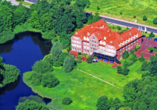 Die letzte Station Ihrer Rundreise ist die Mecklenburgische Seenplatte. Ihr Hotel The Royal In Park Hotel Fasanerie Neustrelitz liegt direkt an einem kleinen Weiher.