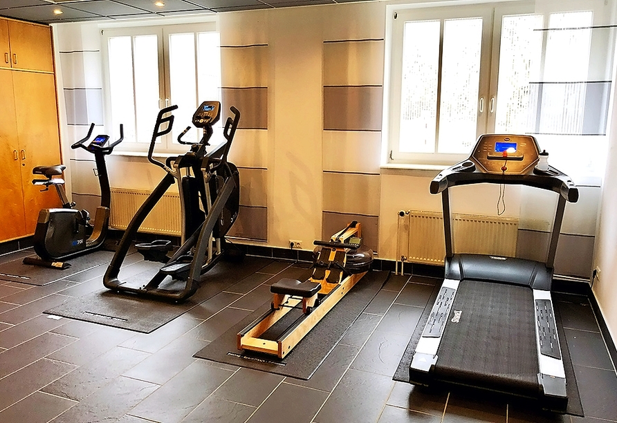 Im Fitnessraum des Park Hotels Fasanerie Neustrelitz können Sie prima Sport treiben.