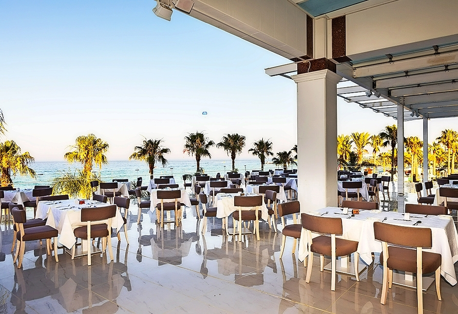 Die Restaurant-Terrasse bietet einen tollen Blick auf das Meer.