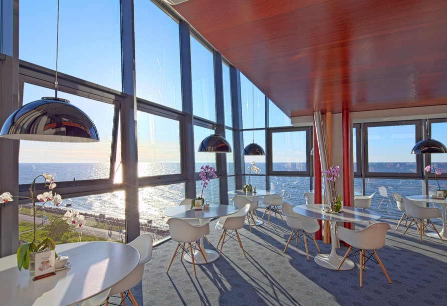 Genießen Sie die Aussicht vom Panorama-Café des Hotels.
