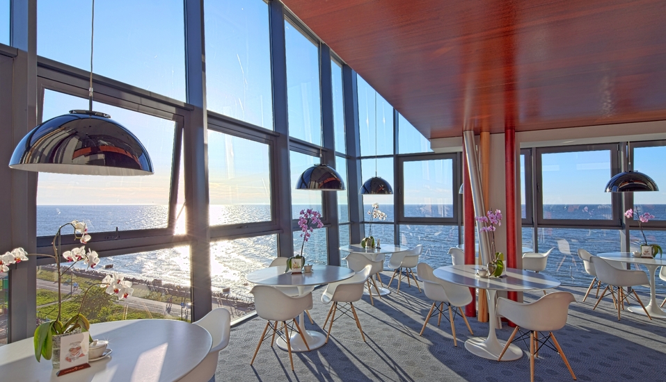 Genießen Sie die Aussicht vom Panorama-Café des Hotels.