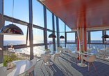 Genießen Sie die Aussicht vom Panorama-Café des Hotels.