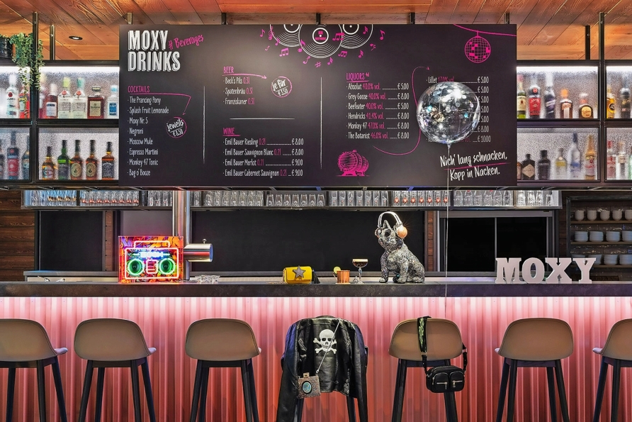 Genießen Sie ein kühles Getränk an der Bar.