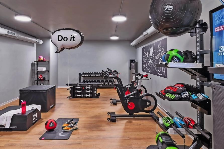 Das Hotel verfügt über einen Fitnessraum.