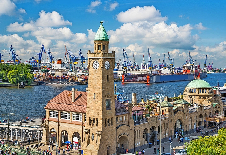 Zu den spannendsten Sehenswürdigkeiten in Hamburg gehören der Fischmarkt, der alte Elbtunnel und die Elbphilharmonie.