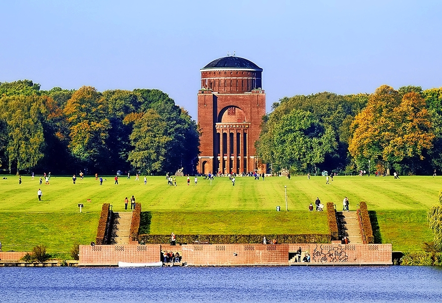 Im Stadtpark in Hamburg können Sie stundenlang spazieren gehen.