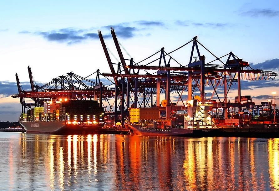 Der Hamburger Hafen ist besonders bei Dämmerung ein wunderbares Fotomotiv.