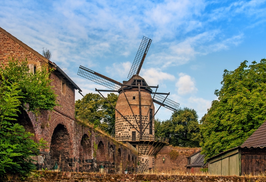 Eine historische Windmühle in Zons