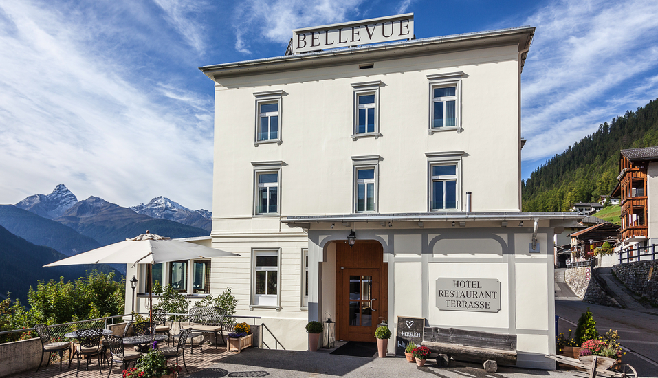 Willkommen bei schönstem Panorama im Hotel Bellevue in Wiesen Davos.